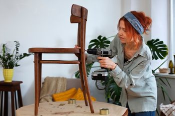 ネジ穴を補修して座面の裏から補強板を当てた様子の写真