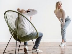 座面を編み直した北欧チェアの正面写真